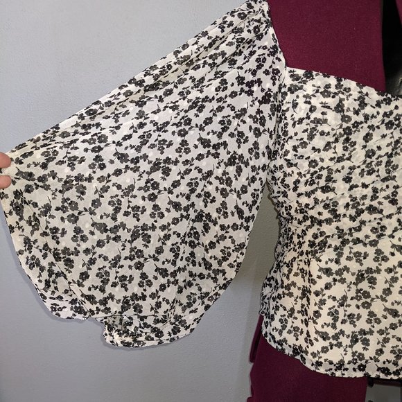 Express Floral Pleated Peasant Sleeve Blouse xs NWT - Picture 3 of 6